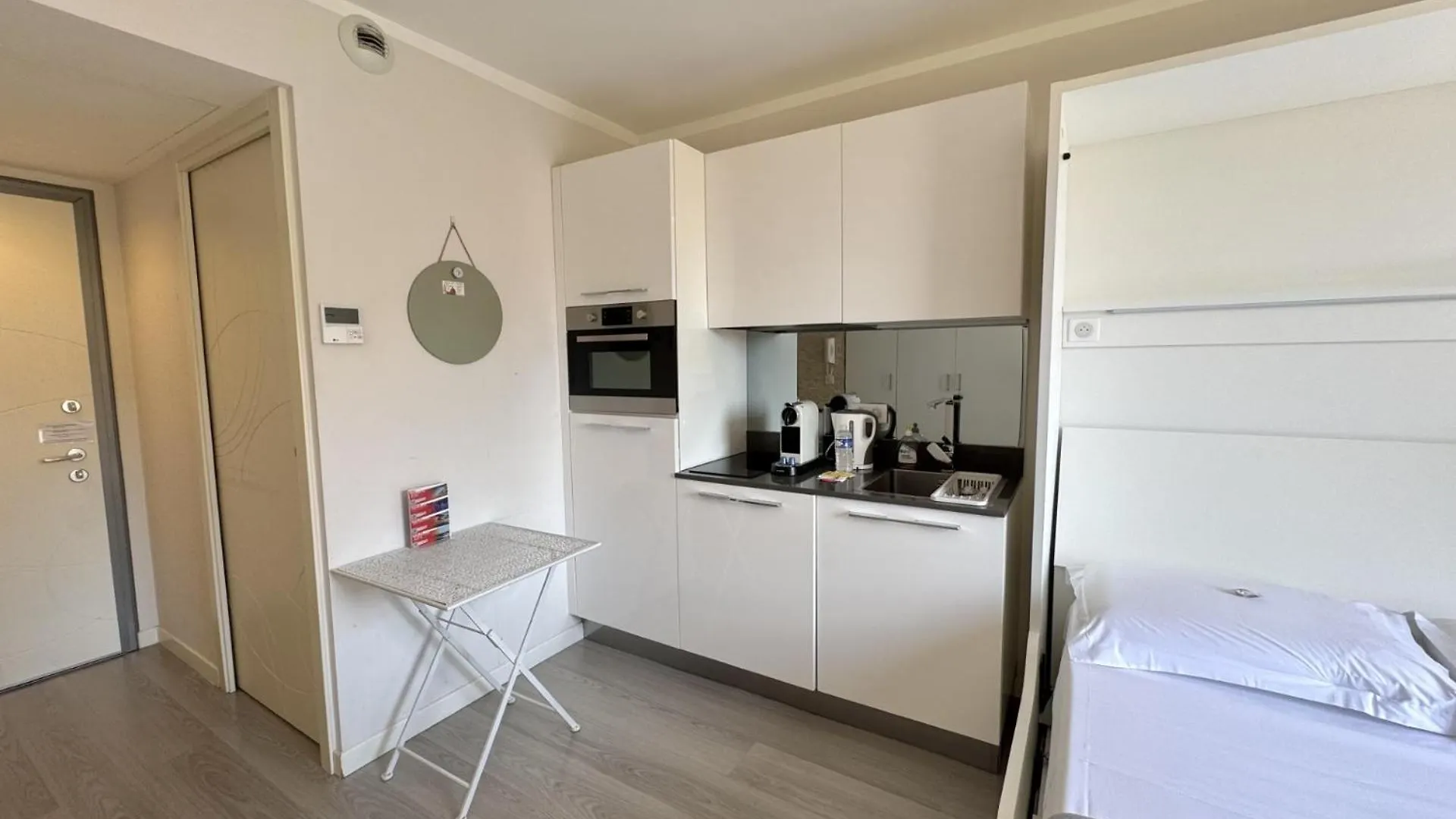 Apartament Aparthotel Riviera Nice Cote D'Azur - Old Town - Studio Ac - Sea View - 50M Promenade Des Anglais- La Maison Linda